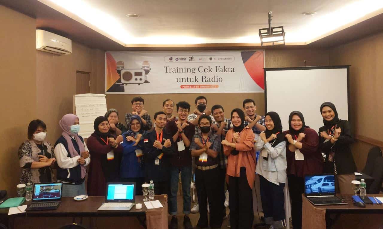 Foto bersama penyiar Classy FM dengan penyiar radio se Sumbar saat mengikuti pelatihan Cek Fakta bersama AJI Padang Oktober lalu
